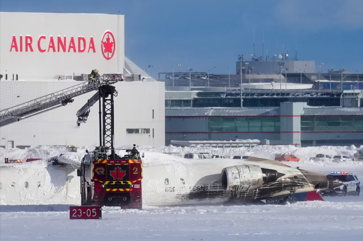 هواپیمای دلتا هنگام فرود در فرودگاه تورنتو واژگون شد و ۱۸ مسافر آن مجروح شدند
