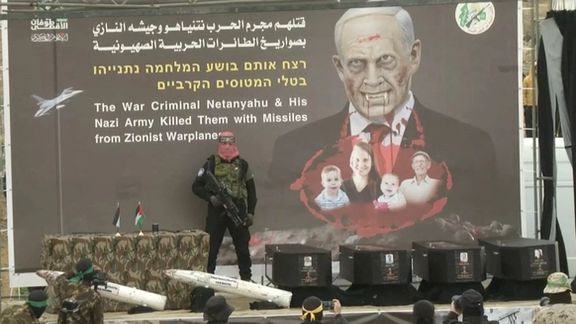 تصویری از محل به نمایش گذاشتن تابوهای چهار گروگان اسرائیلی برای تحویل به صلیب سرخ در غزه