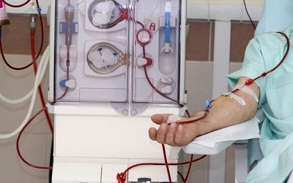 مرگ ۷۰ بیمار دیالیزی با محلول آلوده؛ تولید انحصاری دارو در شرکت آستان قدس ادامه دارد