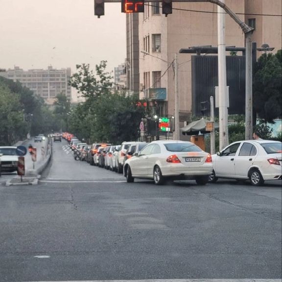 تشکیل صفهای طولانی پمپ بنزین در تهران پس از حمله اسرائیل