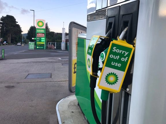 بر اساس گزارشها، سوخت جایگاههای فروش بنزین در شهرهای انگلستان در حال اتمام است