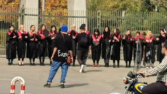 واکنش کیهان به عکس جلوی دانشگاه تهران: مالهکشان در حال حساسیتزدایی از منکراتاند