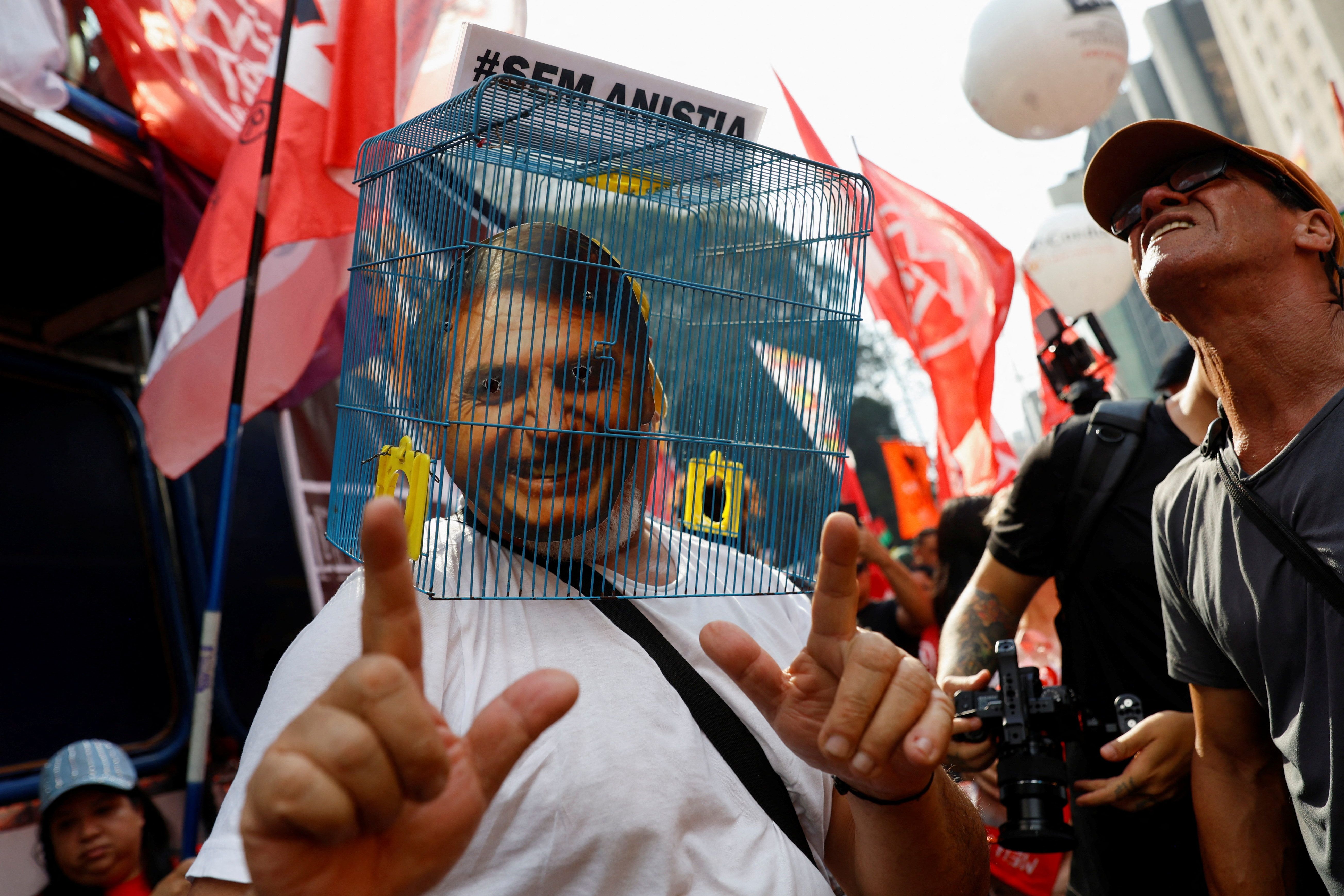 ده‌ها هزار برزیلی علیه لایحه عفو ژائیر بولسونارو، رییس‌جمهوری پیشین، تظاهرات کردند