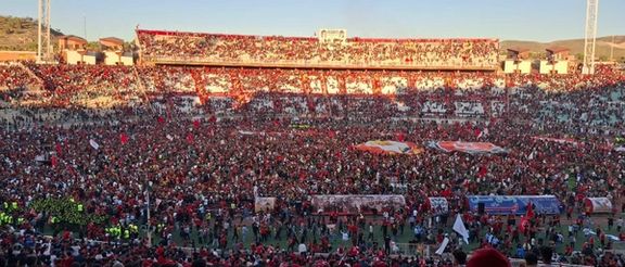 جشن قهرمانی تراکتور با هجوم هواداران به درون زمین ناتمام ماند
