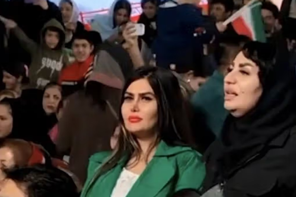 تناقضًا مع سياسات النظام الإيراني.. احتفال رسمي في طهران بمشاركة نساء دون "حجاب إجباري"