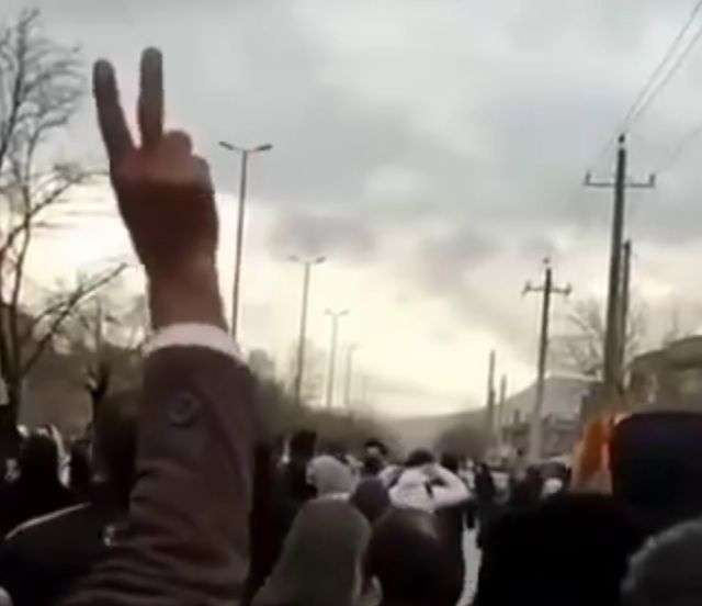 إضراب للباعة وتجمعات شمال غربي إيران تزامنا مع أربعينية ضحايا المدينة