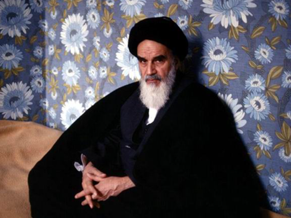 برلماني إيراني: عرضوا على الخميني بقاء الشاه مثل النظام البريطاني.. لكنه رفض