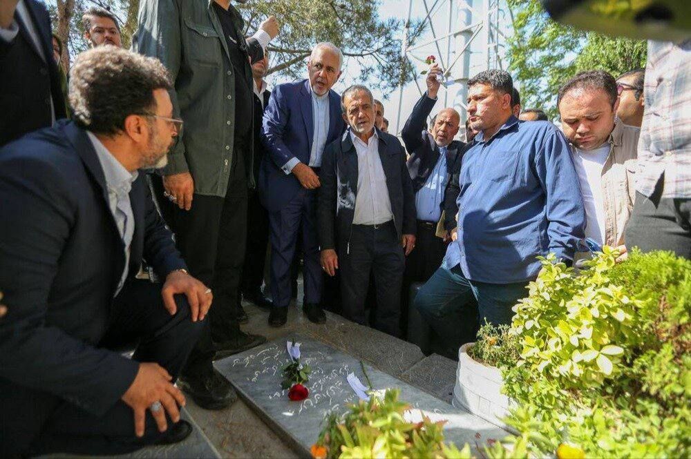 همسر یک قربانی هواپیمای اوکراینی: ظریف و پزشکیان عروسک‌های خیمه‌شب‌بازی هستند