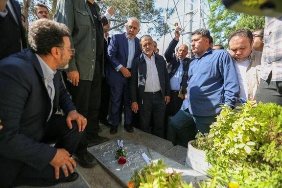 همسر یک قربانی هواپیمای اوکراینی: ظریف و پزشکیان عروسکهای خیمهشببازی هستند