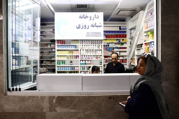 نگرانی مردم از تشدید فشارهای معیشتی، از گرانی کالاهای اساسی تا تعدیل گسترده کارکنان