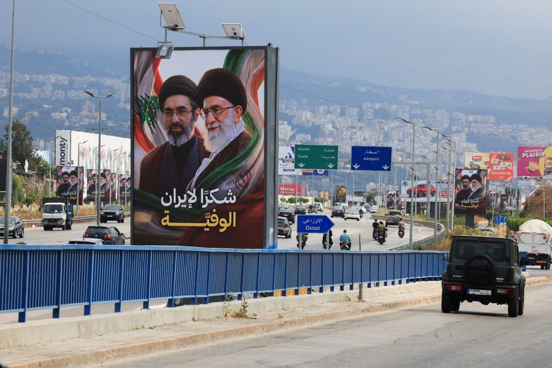 عبور خودروها از مقابل بیلبوردهای رهبر جدید جمهوری اسلامی و پدر کشته شده‌اش با شعار «سپاس از ایران وفادار» در بیروت
