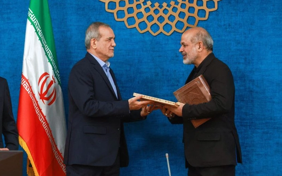 شکاف میان پزشکیان و وحیدی درباره مدیریت جنگ و پیامدهای اقتصادی آن شدت گرفته است