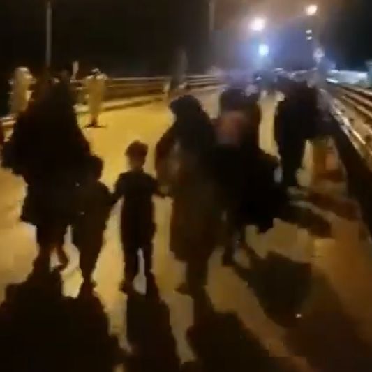 همشهری: ایران پناهجویان افغان فراری از دست طالبان را به خاک افغانستان بازگرداند