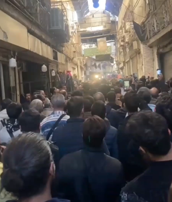 فایننشیال‌تایمز: سقوط ارزش پول ملی عامل اعتراض بازاریان تهران است 