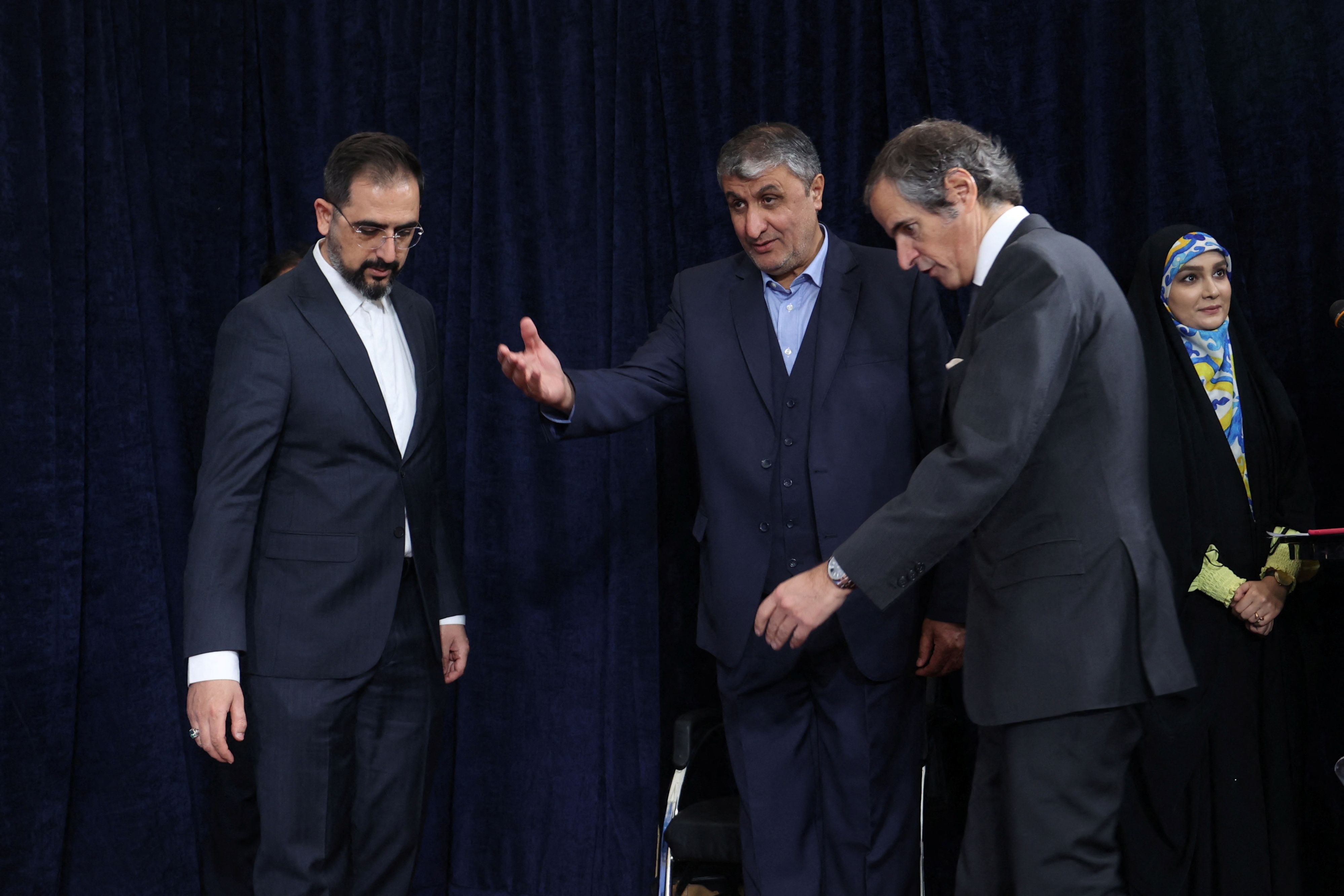 Rafael Grossi (R) with Iran's nuclear chief Mohammad Eslami (C) in Tehran on March 4, 2023
