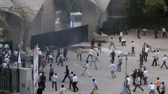 زنان زندانی سیاسی در زندان قرچک یاد جانباختگان حمله به کوی دانشگاه را گرامی داشتند