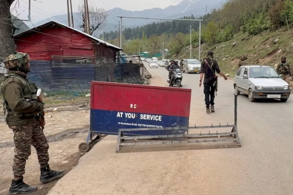 سوم اردیبهشت ماه: در پی تیراندازی مظنونان به عضویت در گروههای شبهنظامی بهسوی گردشگران در منطقه جامو و کشمیر، ۲۶ نفر کشته و ۱۷ نفر زخمی شدهاند.