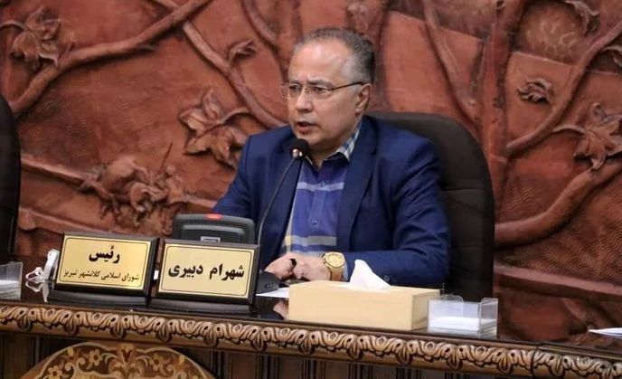 سال ۱۳۹۹، زمانی که دبیری عضو شورای شهر تبریز بود، به اتهام فساد مالی بازداشت شد