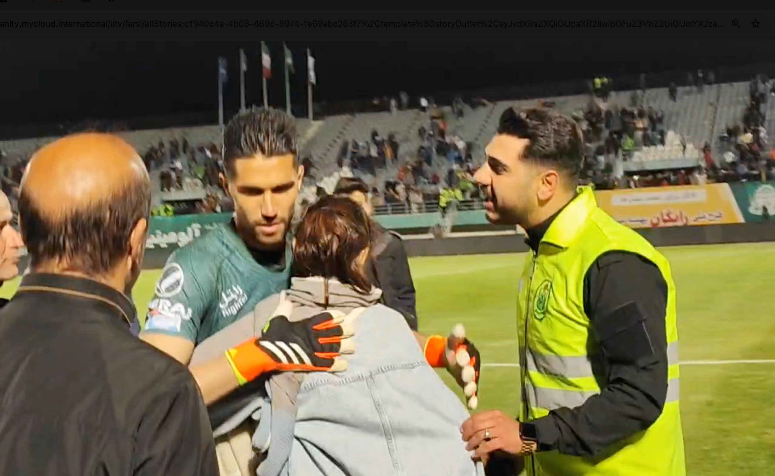 سوال شرق از فدراسیون فوتبال: حسینی به دلیل بغل کردن هوادار زن از تیم ملی خط خورد؟