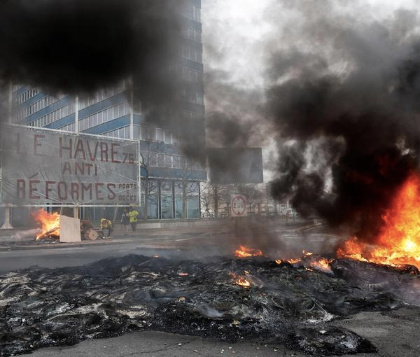 مکرون: قانون افزایش سن بازنشستگی در فرانسه تا پایان سال میلادی به اجرا گذاشته می‌شود