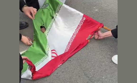 دانشجویان در سومین روز تجمع اعتراضی خود پرچم جمهوری اسلامی را آتش زدند