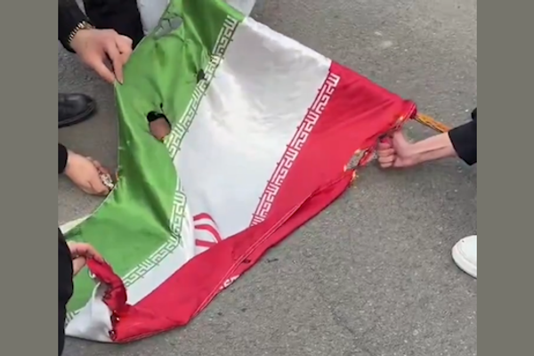 دانشجویان در سومین روز تجمع اعتراضی خود پرچم جمهوری اسلامی را آتش زدند