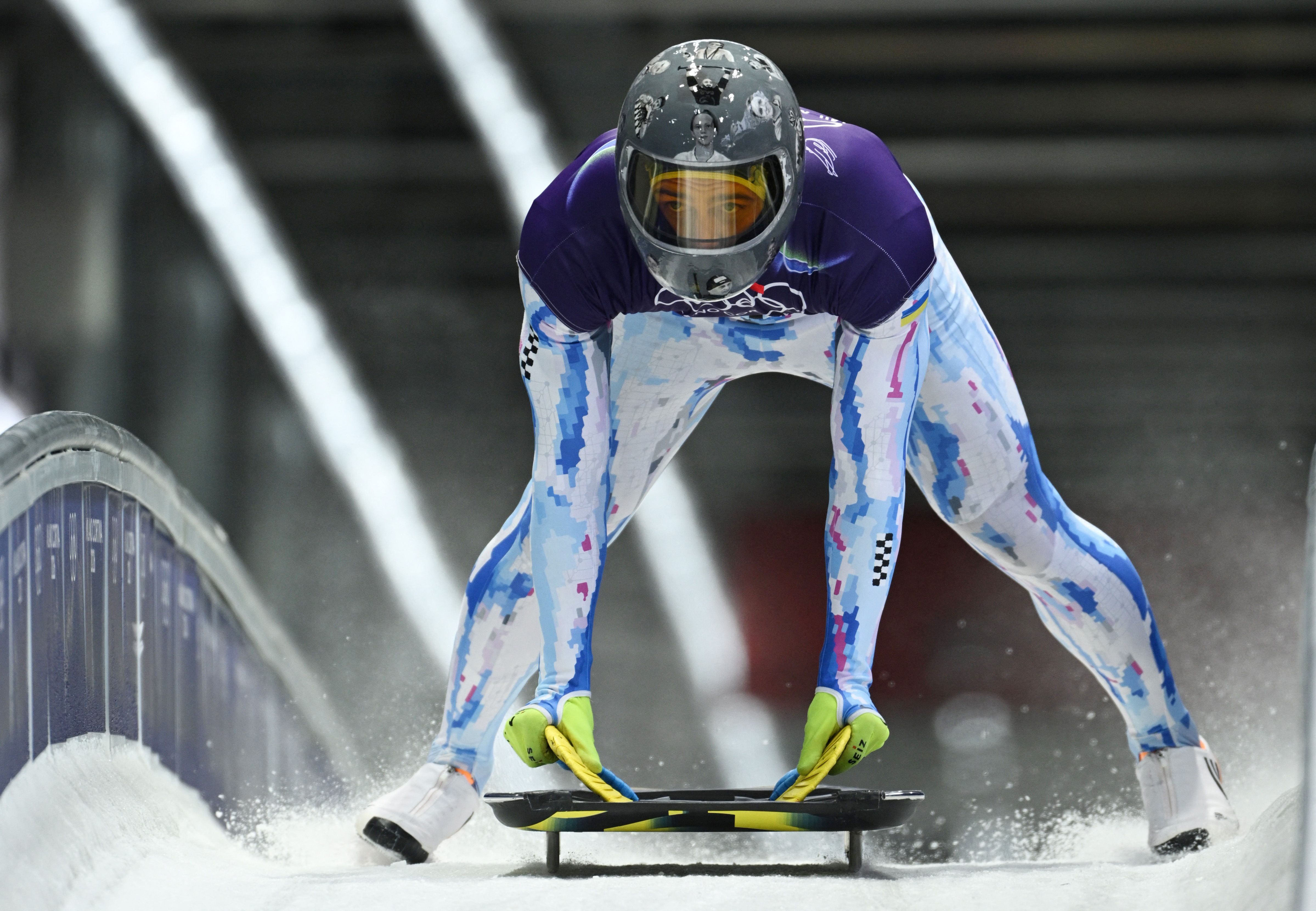 ورزشکار اوکراینی به دلیل چاپ تصویر قربانیان جنگ با روسیه بر کلاه ایمنی، از المپیک حذف شد