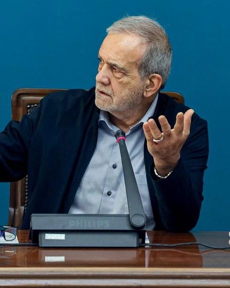 الرئيس الإيراني: يريدوننا بلا صواريخ ليقصفونا متى شاءوا