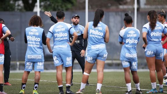 سرمربی مشهور برزیلی به آزار جنسی متهم شد؛ کلایتون ریما از هدایت تیم زنان سانتوس کنار کشید