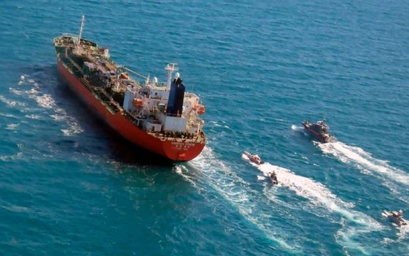 الحرس الثوري الإيراني يحتجز ناقلة نفط أجنبية في المیاه الخلیجیة