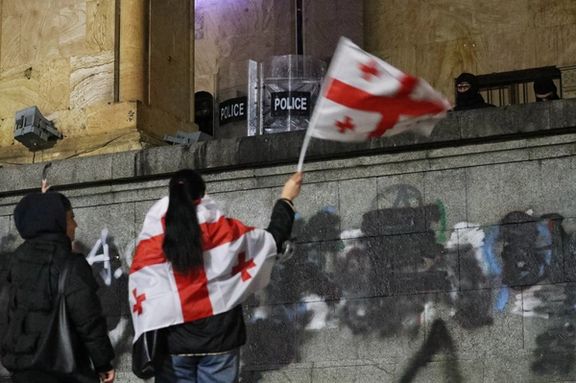 تقابل معترضان و نیروهای پلیس گرجستان در برابر ساختمان پارلمان این کشور، تفلیس، ۱۴ آذر