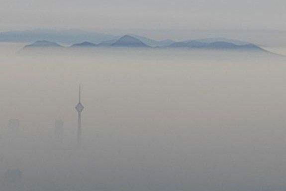 تصویر هوایی از تهران؛ برج میلاد در محاصره دود