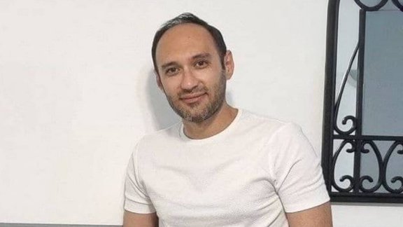 وسط إدانات حقوقية لبثّ "اعترافاته القسرية".. محاكمة ناشط إيراني أمام محكمة الثورة في طهران