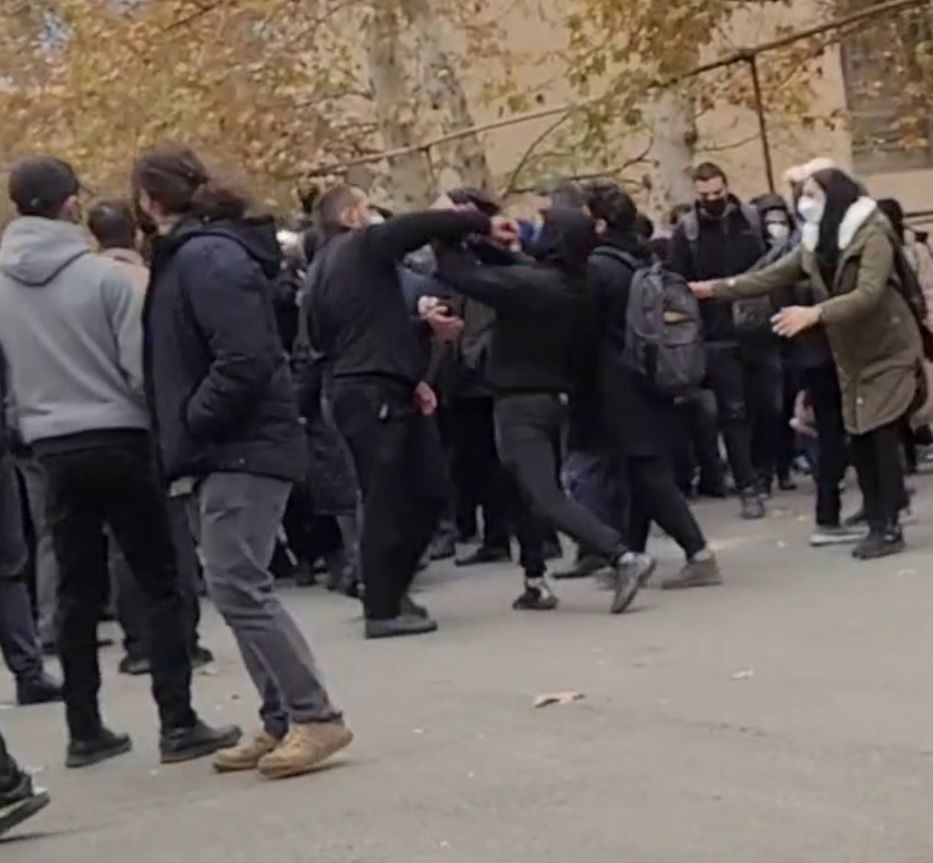 تزامنا مع "يوم الطالب".. اعتصامات وتجمعات بالجامعات الإيرانية والأمن يهاجم الطلاب