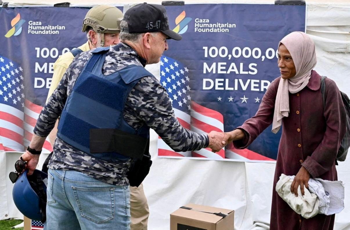 استیو ویتکاف در بازدید از یک پایگاه توزیع کمک‌های بشردوستانه در غزه 