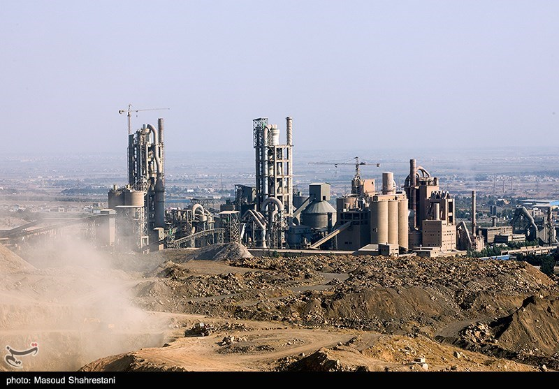 بسبب انقطاع الكهرباء.. توقف مصانع الإسمنت بإيران يسبب أزمة ويضغط على سوقي الإسكان والبورصة