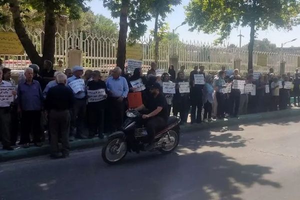 بازنشستگان در چند شهر ایران برای پیگیری مطالبات معیشتی راهپیمایی و تجمع کردند