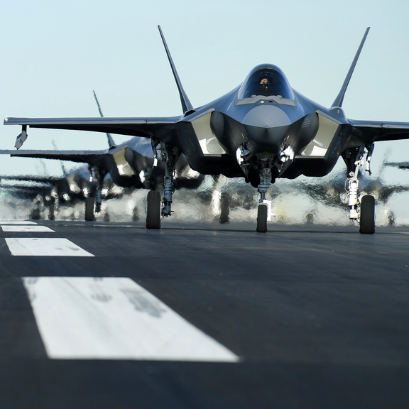 اسکاینیوز: ۵۲ هواپیمای نظامی آمریکا و ۱۲ فروند اف-۳۵ از بریتانیا به منطقه منتقل شدهاند