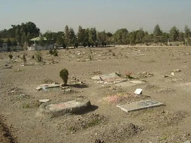 الشرطة الإيرانية تمنع أسر السياسيين المعدومين في الثمانينيات من زيارة مقابر ذويهم