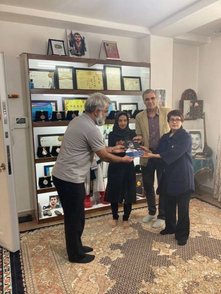 نسرین ستوده، وکیل و فعال حقوق بشر، با خانواده محمدمهدی کرمی دیدار کرد