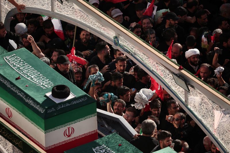 اینستاگرام صفحه قبر علی خامنه‌ای و اعضای کشته‌شده خانواده‌اش را حذف کرد