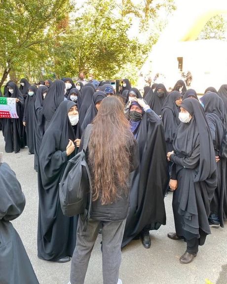 رویارویی دانشجوی معترض با بسیجیان در دانشگاه «الزهرا»