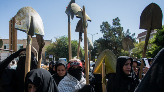 مراسم عزاداری محرم توسط زنان روستای روشنآباد بابل با در دست داشتن «بیل»