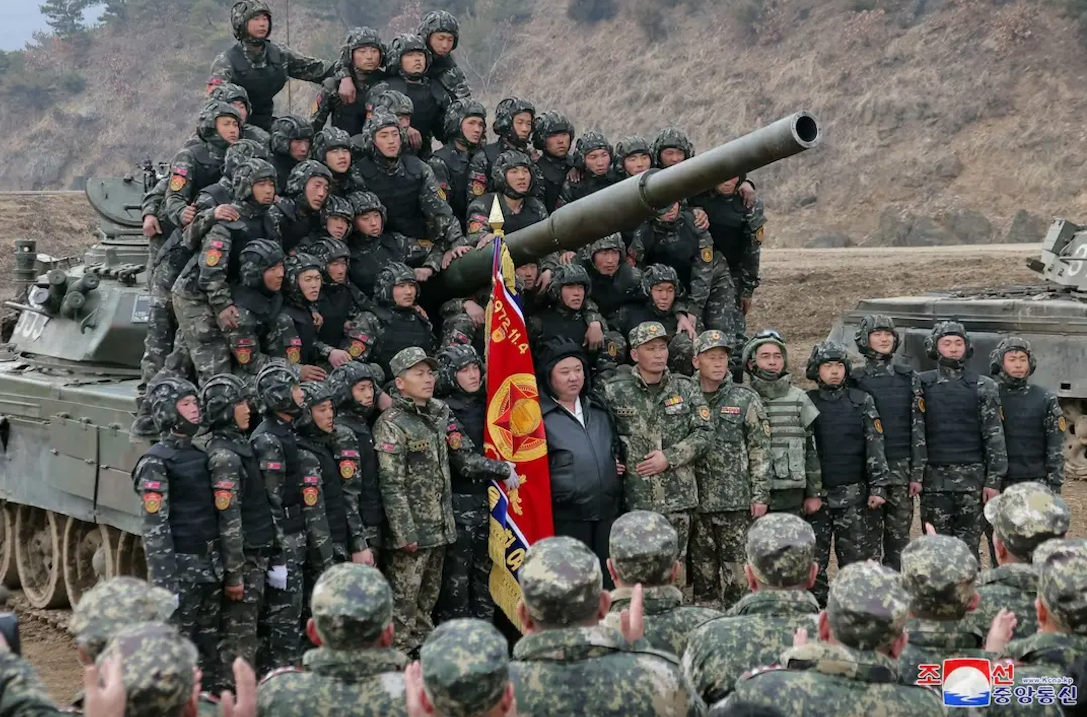 تانک راندن رهبر کره شمالی در یک رزمایش نظامی