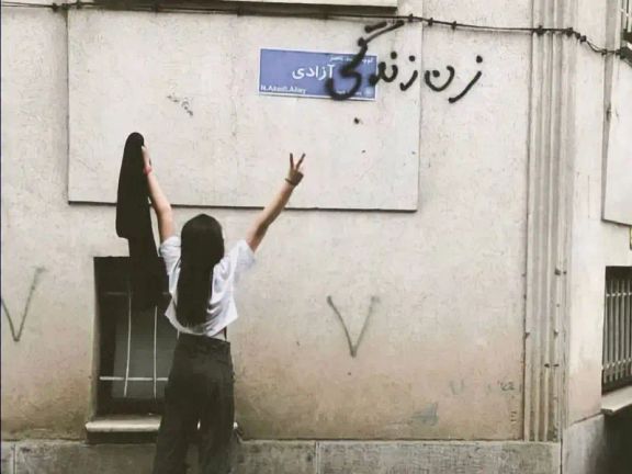 An Iranian woman defying unveiling in public in support of Women, Life, Freedom protests