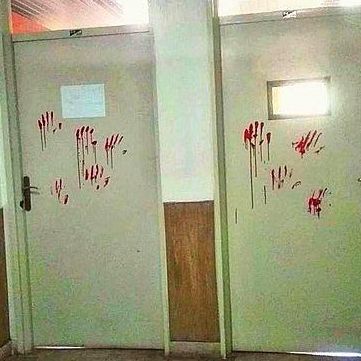 اعتراض دانشجویان دانشگاه تربیت مدرس با رد دستهای خونی روی درها