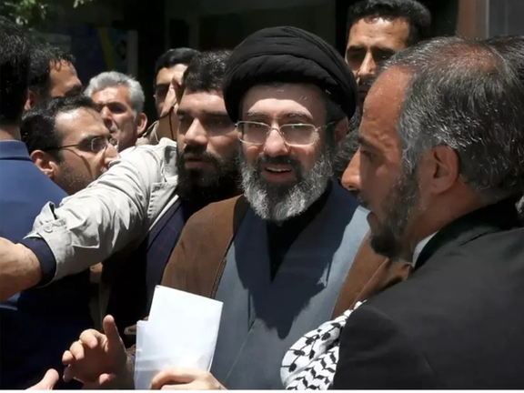 نجل المرشد الإيراني يعطّل دروسه في الحوزة بشكل مفاجئ دون علم والده