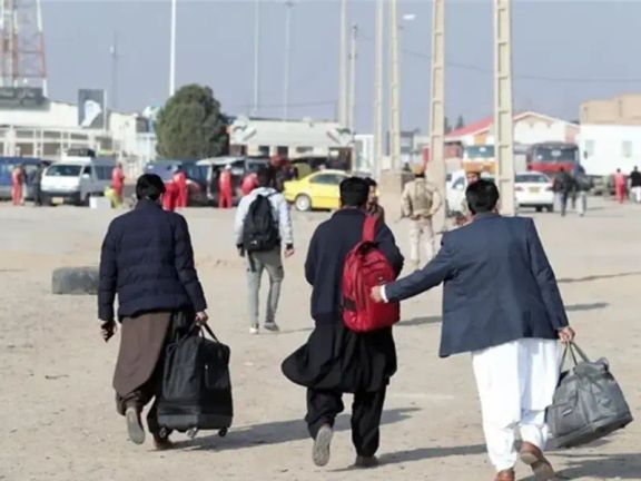 Afghan migrants walking across the border as deportations from Iran intensify (Undated)