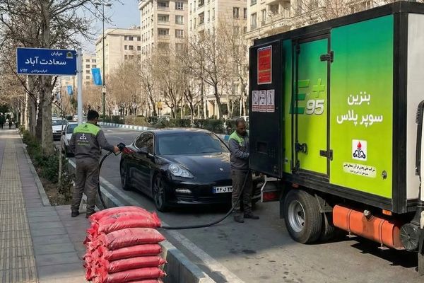 يزيد 16 مرة على أعلى شريحة محلية.. إيران تبدأ البيع التجريبي للبنزين المستورد بسعر السوق