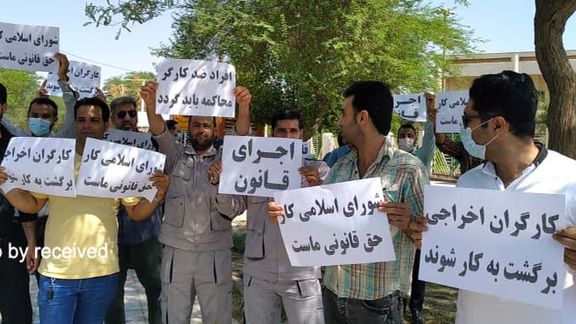 کارگران پتروشیمی آبادان برای اعتراض به اخراج همکارانشان مقابل ساختمان فرمانداری تجمع کردند